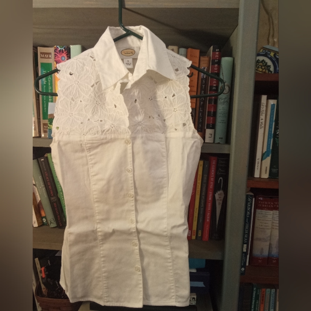 Luxury Cotton Sleeveless Blouse With Lace Detail